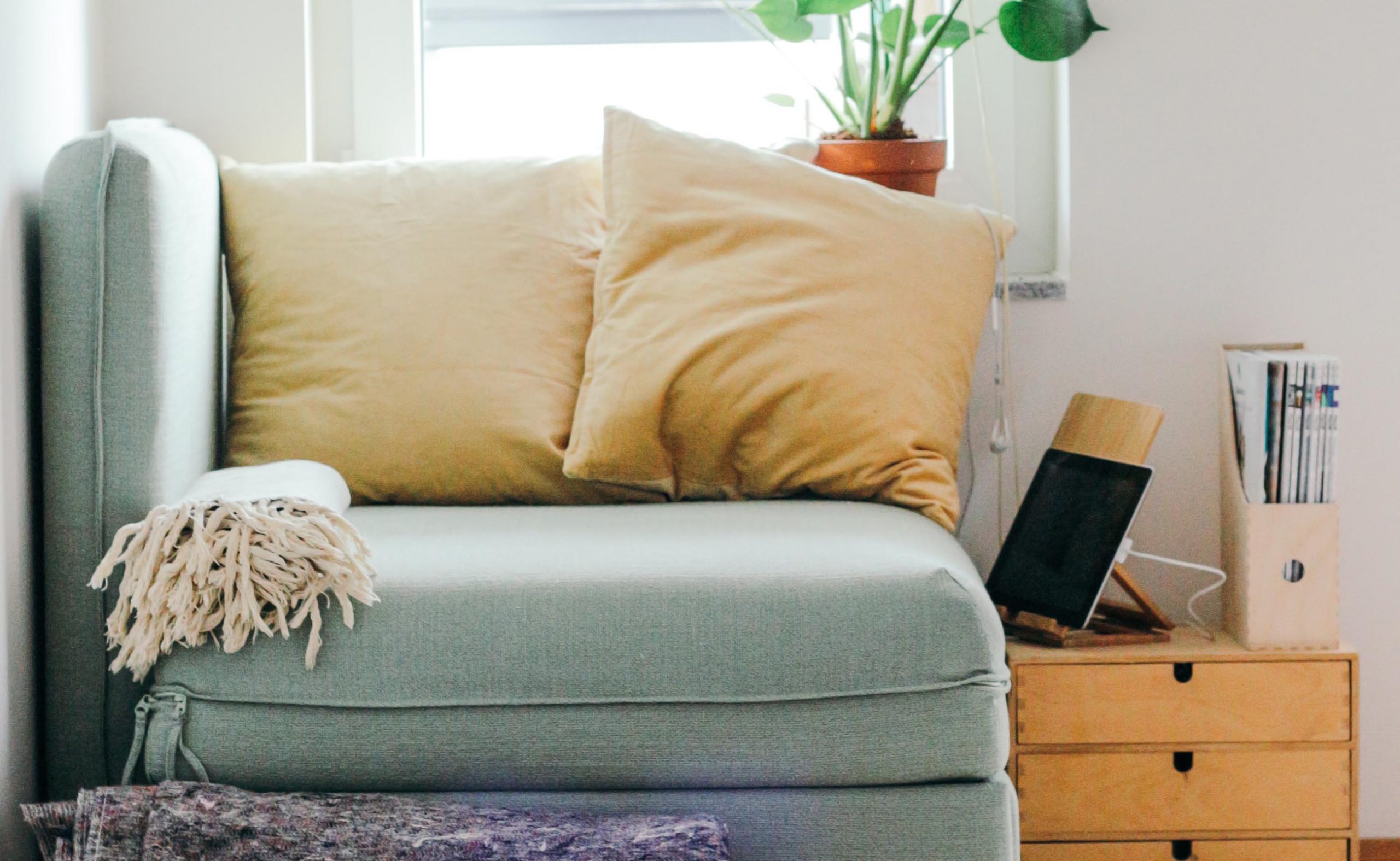 Jorntrahus With passion from Jorn Sofa grey and yellow 2600x1600